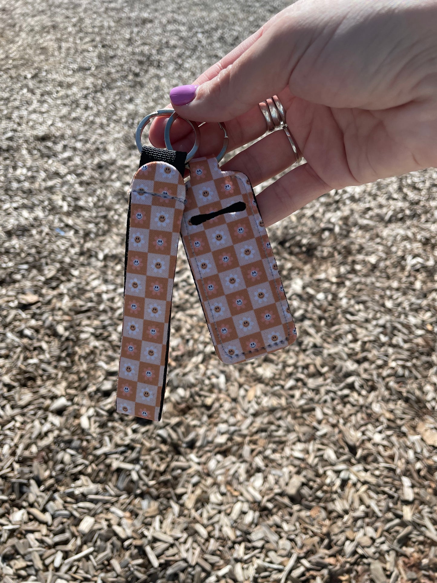 Neutral Daisy Checkered Wristlet Set